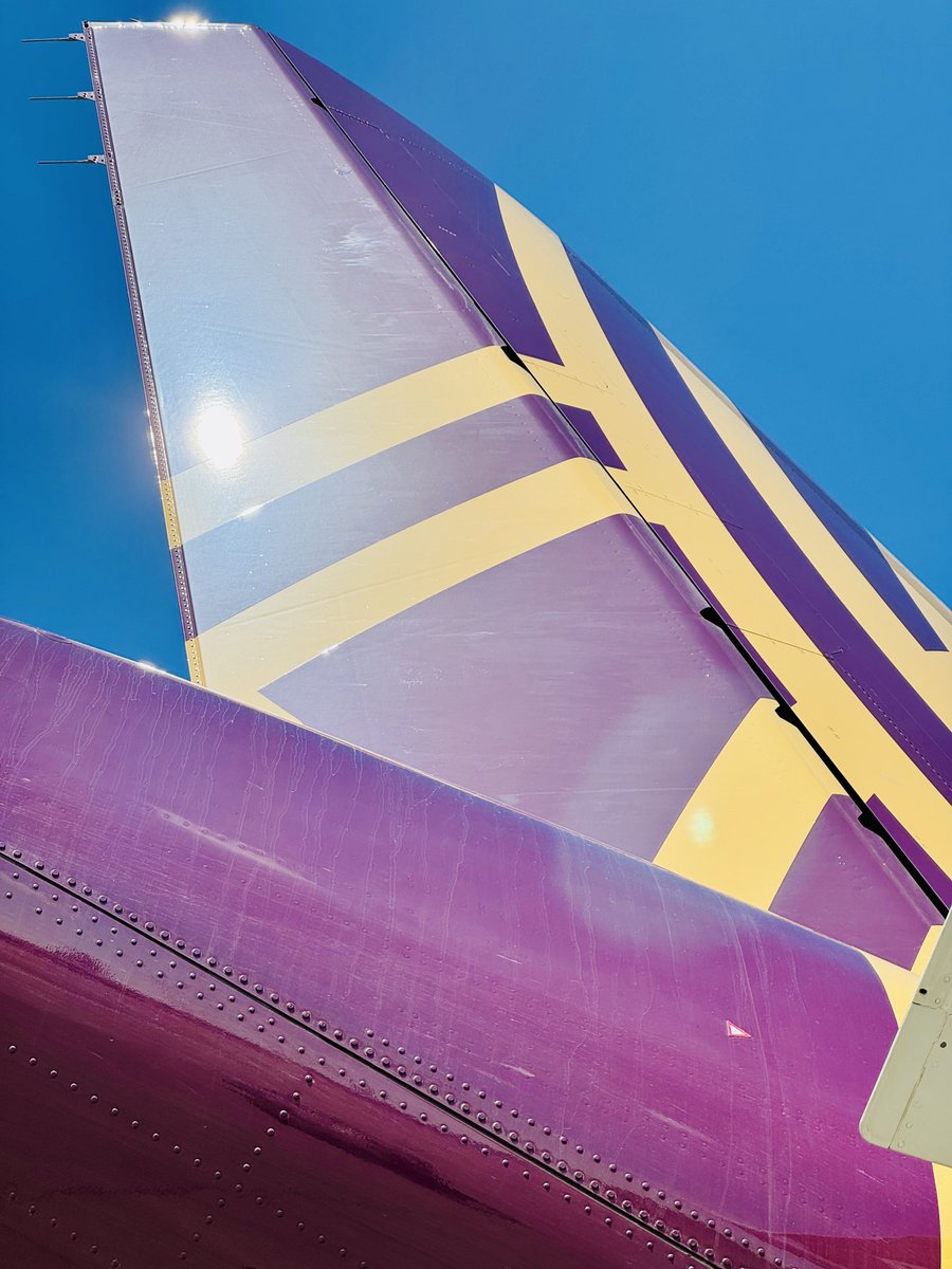 tweetpratikm's tweet photo. B-Roll #UK202D #vistara #airbus #a321Neo #lifeontheramp #cfm #leap1a #letsgohome https://t.co/YQMccwmWs4