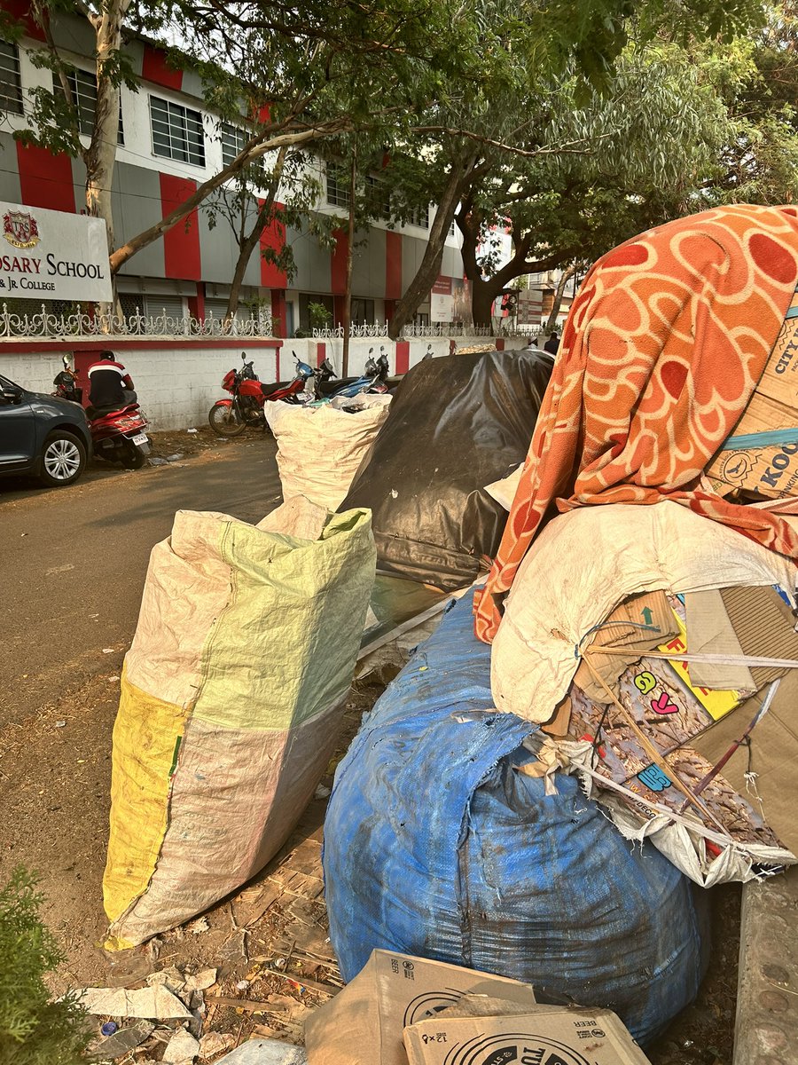 @PMCPune this is a daily scene;this corner, right in front of a kid’s school, used to store garbage by some Pvt player, ur inspector knows this but isn’t taking action. Ur motto, 'Varam janahitam dhyeyama' (For the welfare of the public), doesn’t align.📍rosary school, Vimannagar
