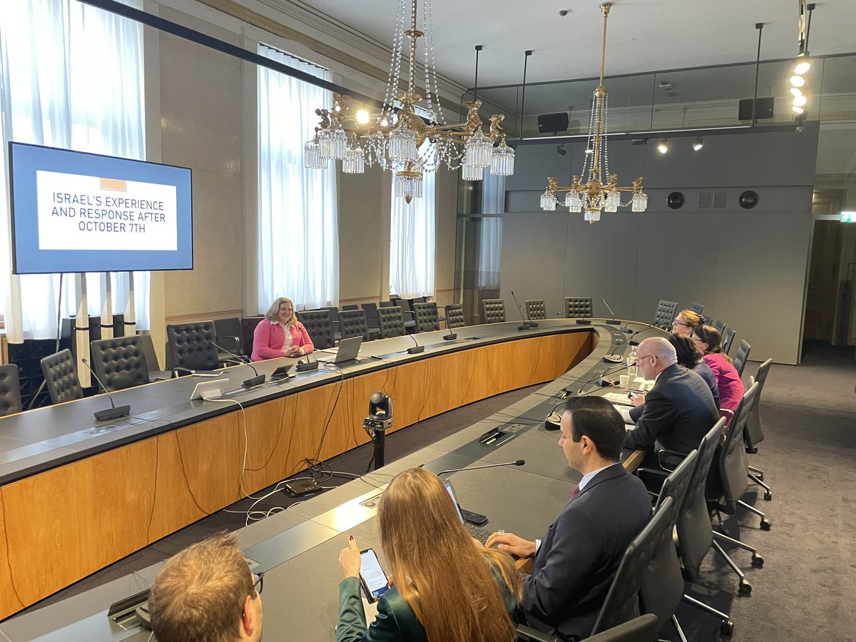 IsraelinAustria's tweet image. Israels Nationale Koordinatorin zur Bekämpfung des Menschenhandels Dina Dominitz hat heute Israels umfassende #antitrafficking und Opferschutz-Maßnahmen im @OeParl im Austausch mit Nationalratsabgeordneten vorgestellt. Dabei wurden auch Ideen zur 🇮🇱🇦🇹 Zusammenarbeit bestärkt. 1/2