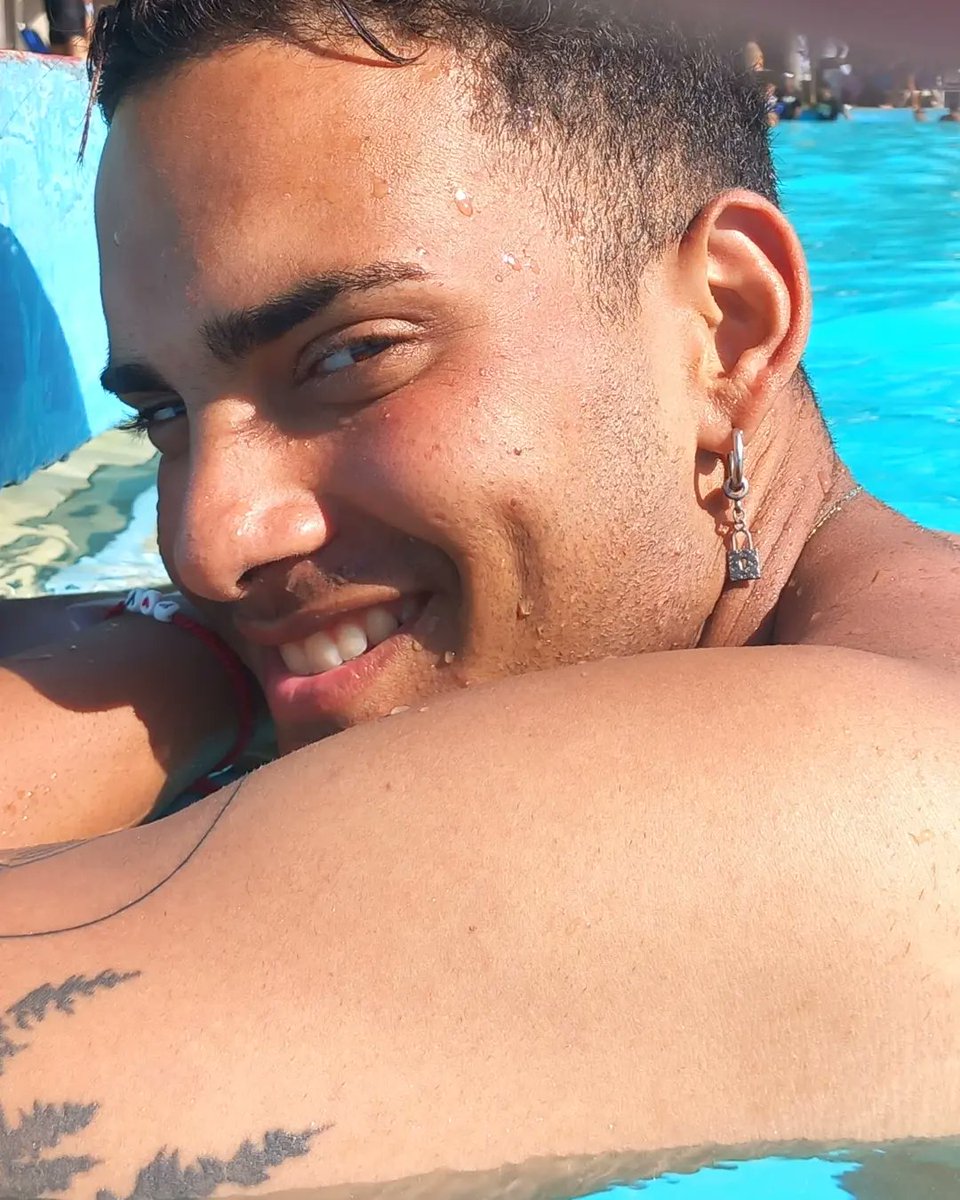 Yoa_mrtz's tweet photo. Siente la brisa, escucha las risas y sumérgete en la felicidad.🥰😃
.
.
.
#model #handsome #POOL #PoolTime #piscina #verano #summer #gay #SummerHouse https://t.co/sENAVr78Ev
