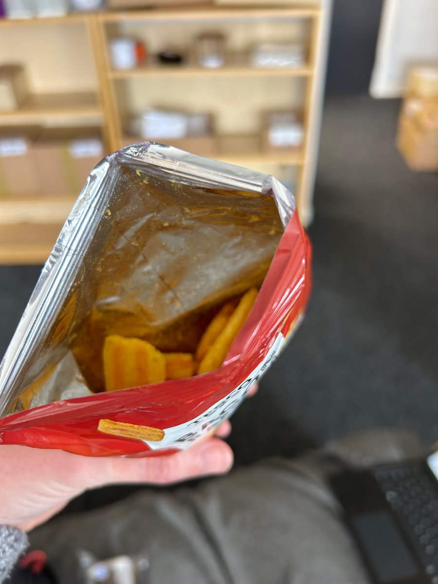 MantaMakes's tweet photo. How is this a bag of crisps @Tesco https://t.co/d5LIszJ68X