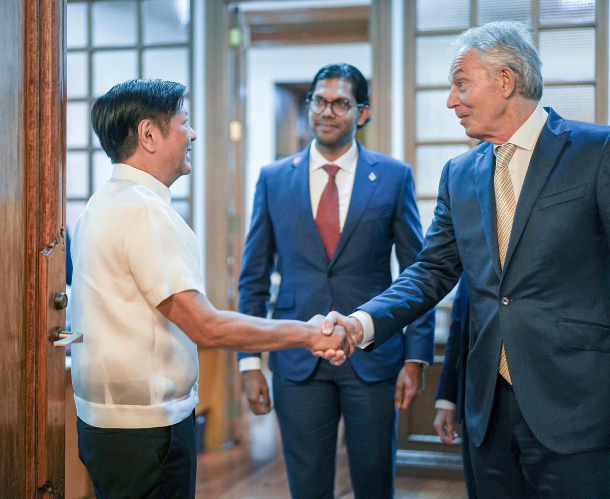 LOOK: President Ferdinand R. Marcos Jr. met with former United Kingdom Prime Minister Tony Blair this Wednesday, April 17, to discuss the potential collaboration with the Tony Blair Institute for Global Change on various initiatives. (1/2)