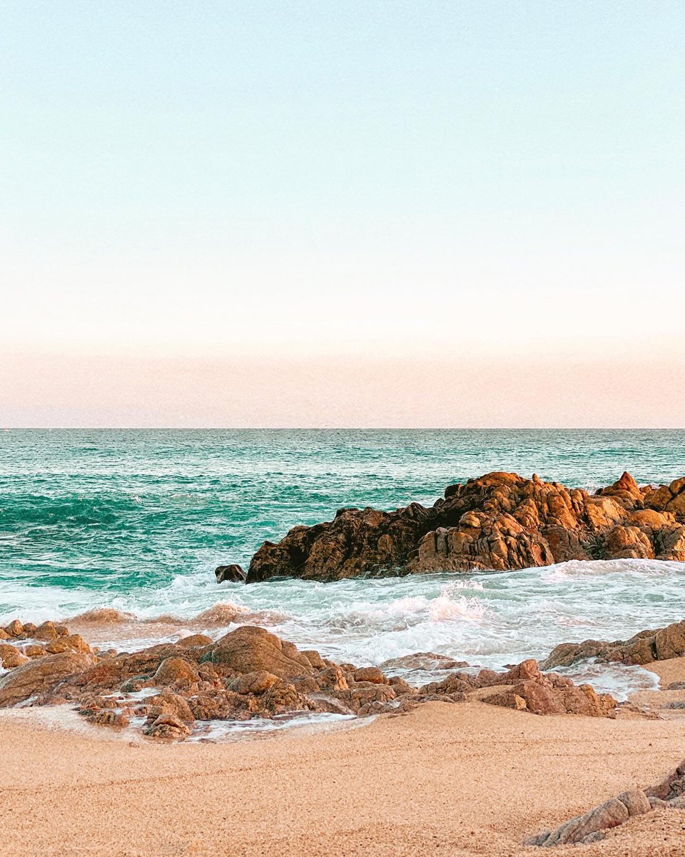 To wake up here 😌🌊 <a href="/hannah/">Hannah</a>.rankin used our Color Fog pack to enhance this perfect sky, along with the Wanderer, Marrakech, and Dazzling filters. We're dazzled, to say the least! 😍 #AColorStory