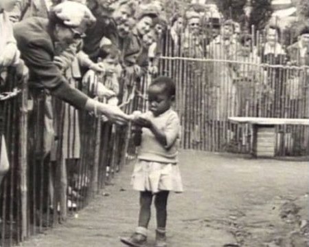 #OtD 17 Apr 1958 Belgium opened the world fair, and included a ‘human zoo' displaying Black men, women and children from the Congo. The people used were mocked by white spectators, until they left in October. More about Belgian colonialism in this book: shop.workingclasshistory.com/en-gb/collecti…