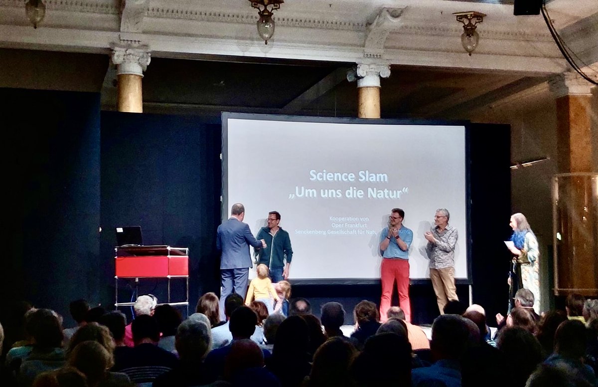 Last Monday Niki presented how structural color works at the science slam "Um uns die Nature" organized by the Senckenberg Gesellschaft für Naturforschung and the Frankfurter Museums-Gesellschaft e.V. at the Opera house in Frankfurt and won the second Prize for his presentation!