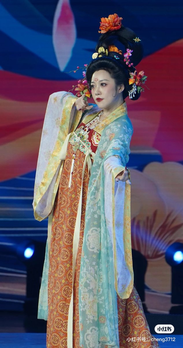 The Chinese National Costume Week was held in #Shanghai EXPO Cultural Park. Hanfu KOLs presented the beauty and elegance of #Tangdynasty-style #Hanfu at the show.(via. Wuji)