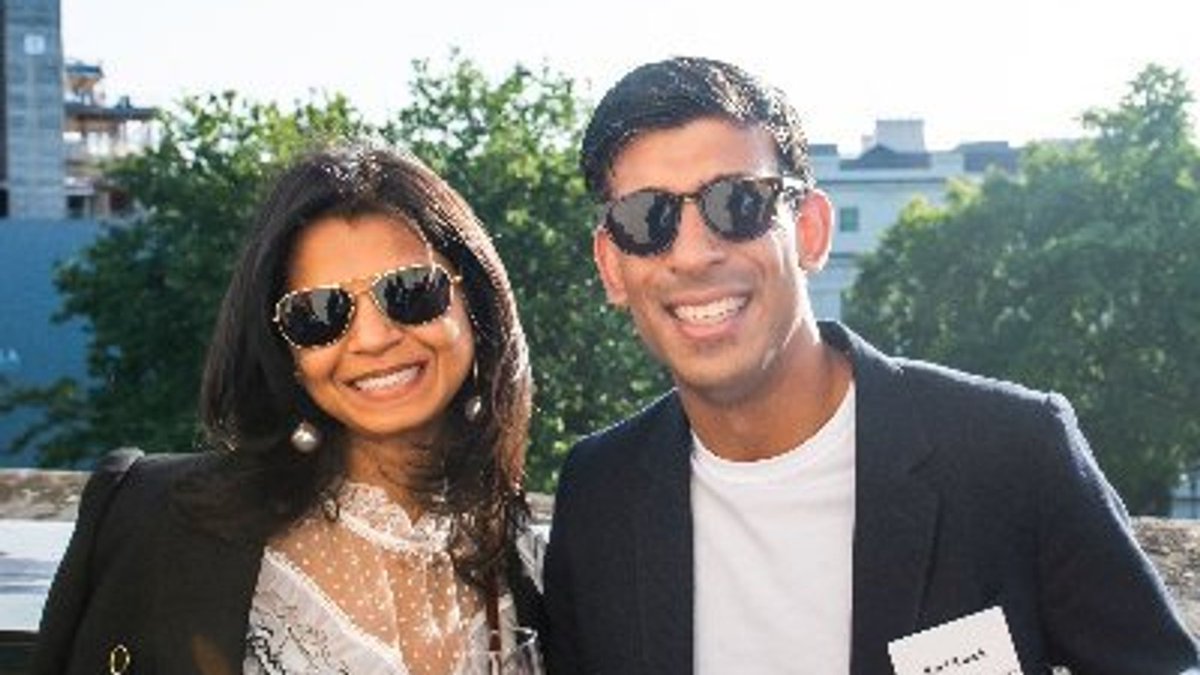 BladeoftheS's tweet photo. Just another normal #PMQS with Rishi Sunak telling us Angela Rayner who maybe dodged £1,500 in tax is the problem.

Not Rishi Sunak’s wife Akshata Murty who dodged at least £20,000,000 in tax. and probably still is dodging millions. https://t.co/V5Ldrk4U4o