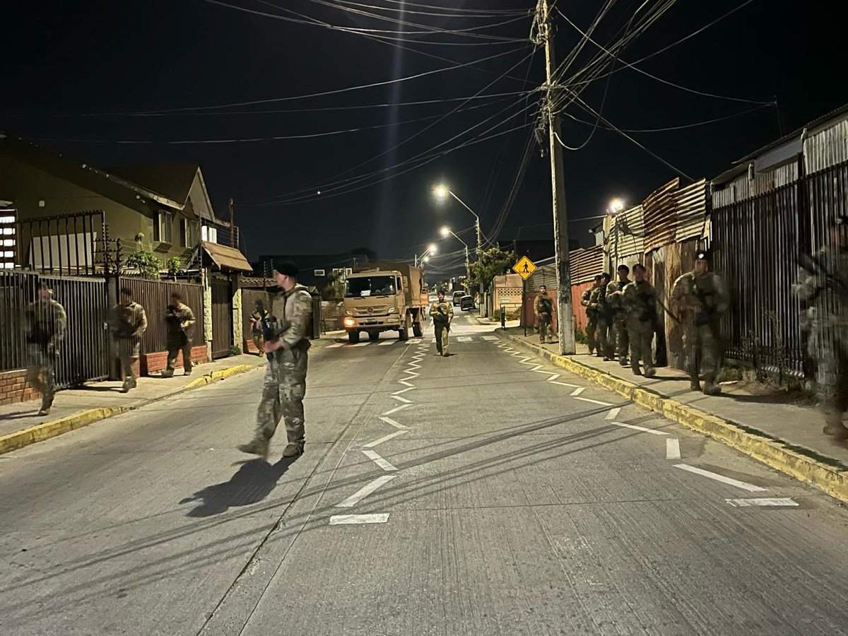 Los efectivos del #EjércitoDeChile continúan desplegados en la región de #Valparaíso brindando seguridad en las zonas afectadas por los incendios forestales. Los patrullajes preventivos se realizan tanto de día como de noche.