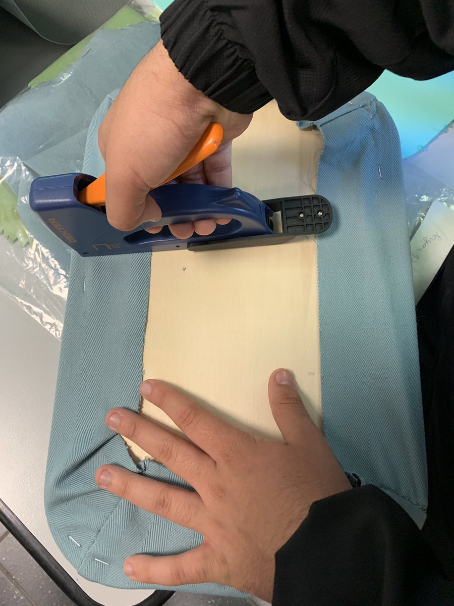 PugetToulon's tweet photo. Le ghetto blaster prend forme pour nos élèves d’APR. Les élèves ont su acquérir de nouveaux gestes professionnels et un savoir-faire qui leur seront utiles dans leur Parcours Avenir. Les élèves sont fiers de leur travail.  Bravo à eux ! #Manufacto #Hermes https://t.co/dmTpy1HD8Q