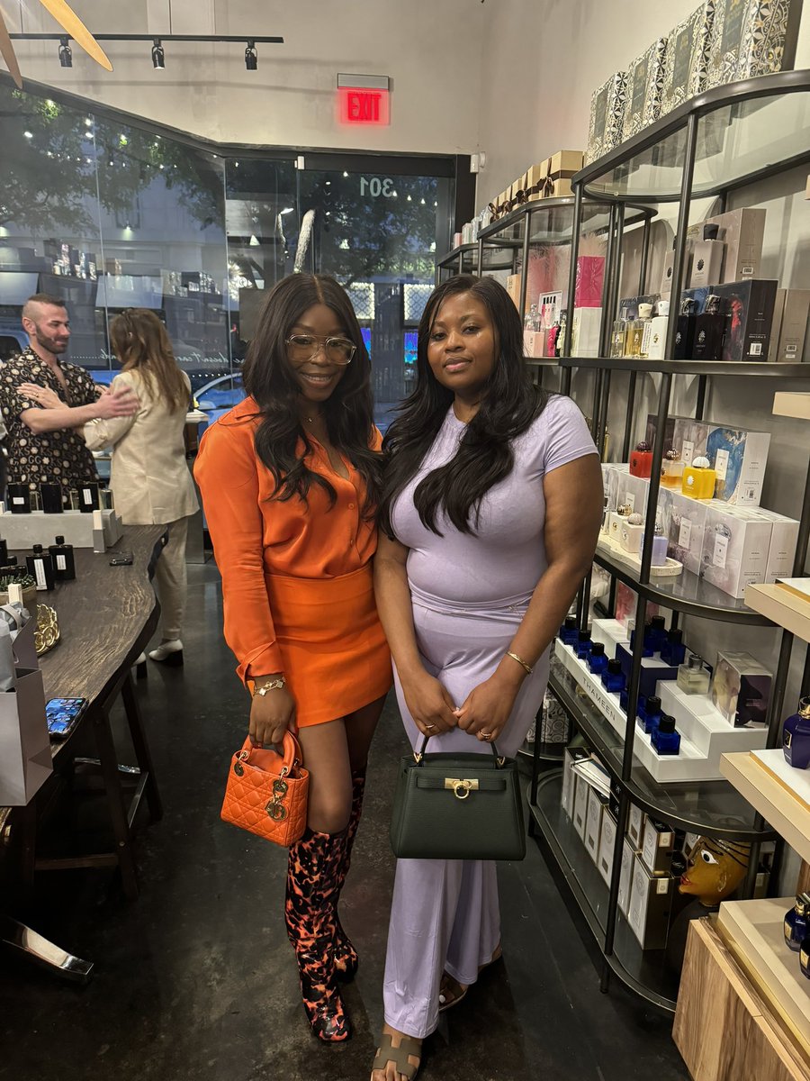ehi_oz's tweet photo. Met the amazing Simeone Andreoli yesterday and celebrated the launch of his new fragrance “silver marble”. And no fragrance meetup is complete without linking up with my girl @funmimonet https://t.co/XrESIdHHSs