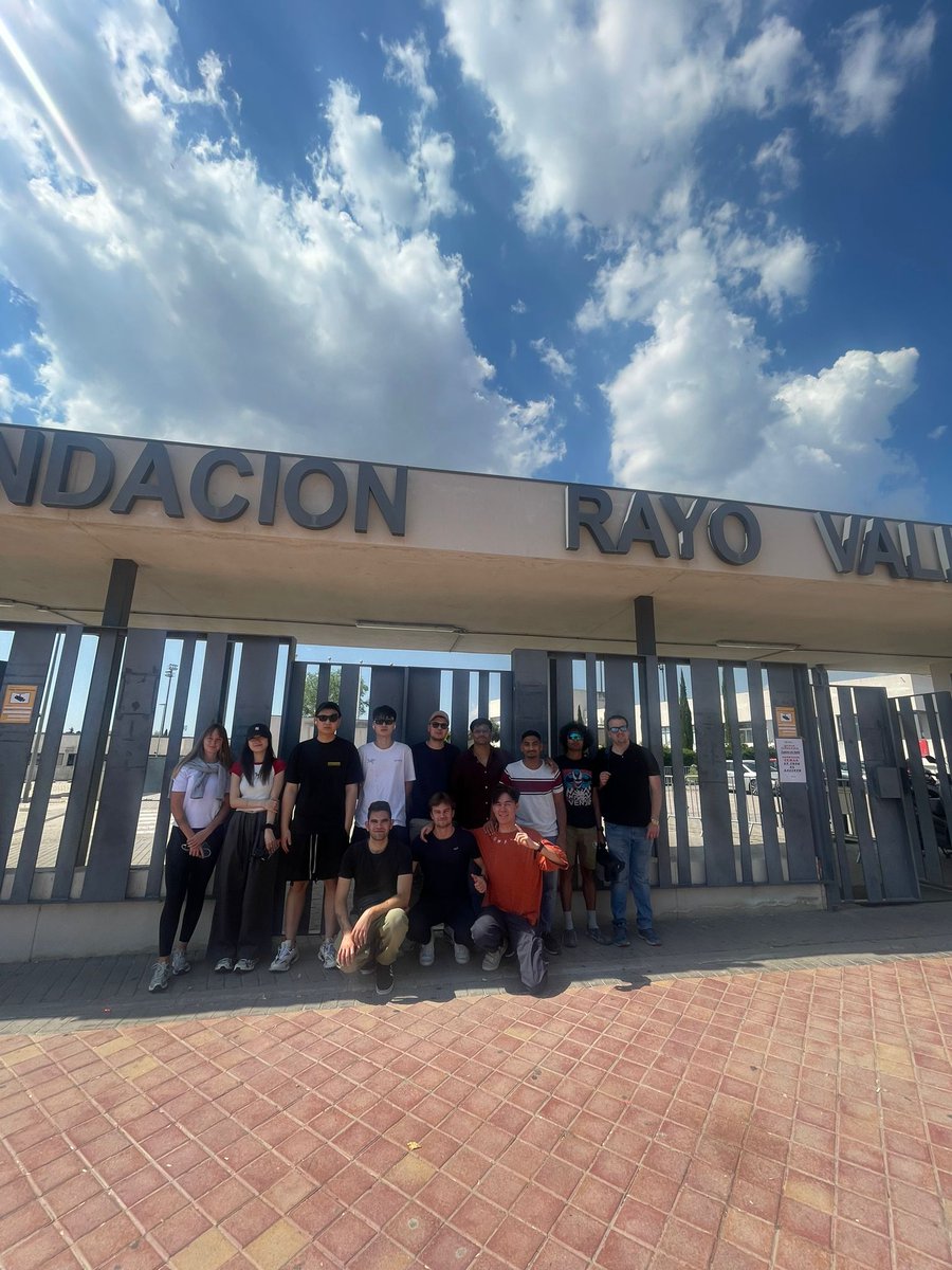 🏟⚽️ @RayoVallecano Training Center opens its doors to our Master's in Sports Entities Management + MBA students. Alongside Tomás Arroba Jaroso, 📊 Director of Marketing and Sponsorship, they learn about the world of sports and business

#LideraTuFuturo #Madrid @UCAM_Global @UCAM