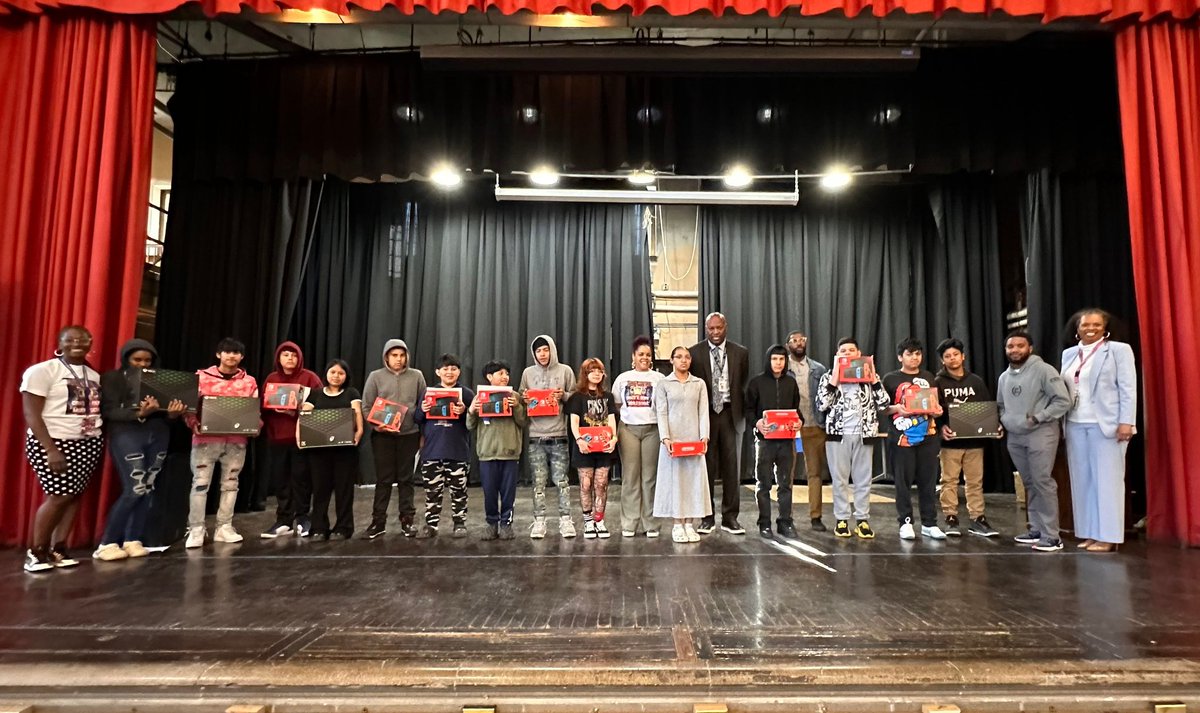 DunnChargers's tweet photo. Congrats to students with perfect attendance that won an Xbox or Nintendo switch https://t.co/wEuezmQJDl