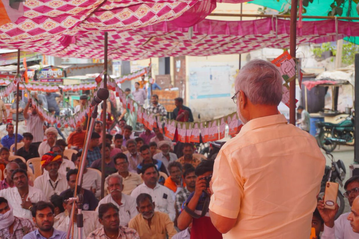 चुनाव प्रचार के दौरान आज काछोला में एक नुक्कड़ सभा को संबोधित किया। क्षेत्र की समस्याओं को करीब से देखा और समझा। जनता, भाजपा शासन से हतोत्साहित है और एक बड़े परिवर्तन की ओर देख रही है। कांग्रेस के साथ जनता जुड़ रही है क्योंकि कांग्रेस जनता की आवाज बनकर चुनाव लड़ रही है।…