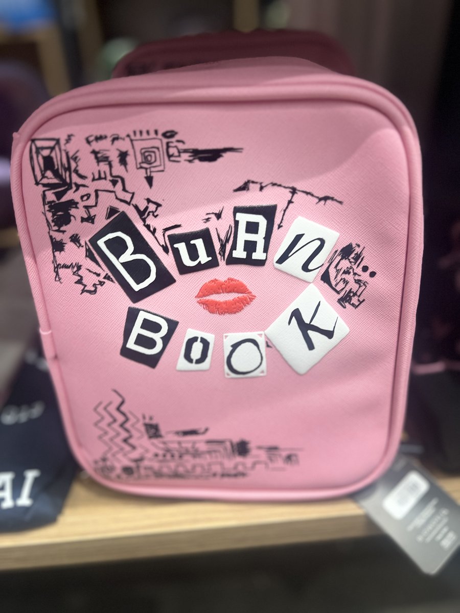 What do we wear on Wednesdays? Toiletry bag at @boxlunchgifts 💋