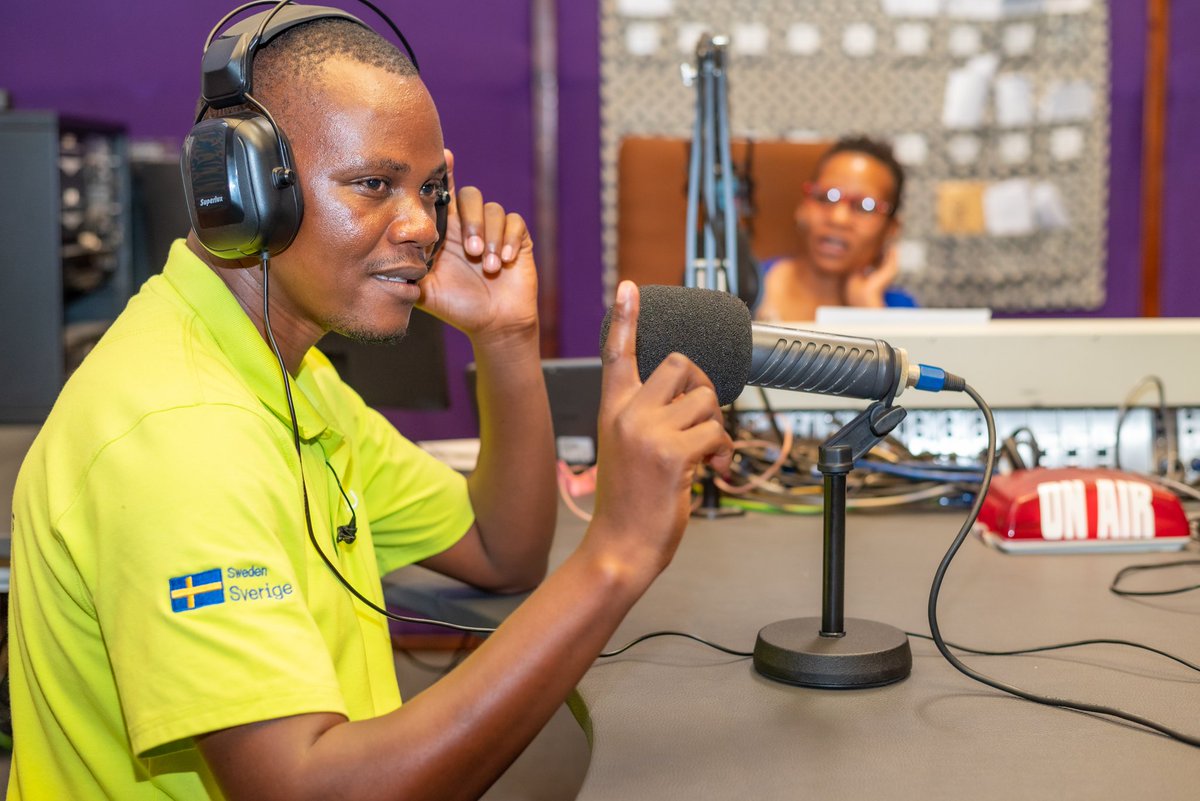 KiiryaJovan's tweet photo. Mum come and see your boy fighting with English to inspire the next generation.
Thanks to my friends who sat in for me, @AllanOnen on the cameras my sister Eva, my brother Sparrow &amp; Radio Pacis 90.9 FM management.
https://t.co/RCw4dx2GCE
>
>
>
#kiirya
#madeinuganda
#photography https://t.co/Gq04ptZSNR