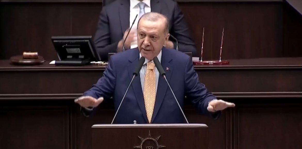 Cumhurbaşkanı Erdoğan seçim sonrası ilk grup toplantısında 'yıkılmadık ayaktayız' mesajı vermeye çalıştı. Biz bitti demeden bitmez dedi. Konuşmasında özellikle Gazze ve Filistin'e özel bir yer ayırdı. Çünkü tabandaki fikir kopuşun sebebinin ekonomiden ziyade Gazze'yi yüz üstü…