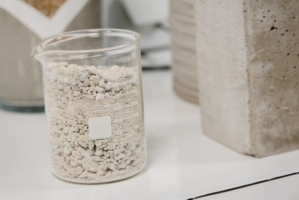 FranceCiment's tweet image. 🌿Les #ciments LC3 réduisent l&apos;empreinte carbone de l&apos;industrie cimentière de manière significative. Conformes à la #norme NF EN 197-5, ils offrent une résistance mécanique supérieure grâce à l&apos;interaction entre l&apos;argile calcinée et le calcaire. 🔗 france-ciment.fr/enjeux/ciments…