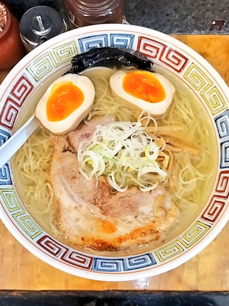 塩そば専門店 桑ばら　池袋 本日の裏そば 国産小麦100%麺の秋刀魚香油塩そば シンプルな塩スープだからこそなのか、秋刀魚ならではの強い風味を確り纏った中細麺がするする心地良く美味い 着席したら後ろからお姉さんに声掛けられびっくり ◯テレさん裏そばの取材断ってごめんね🙏 ＃池袋グルメ部