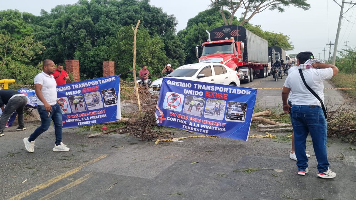 WRadioColombia's tweet photo. #NoticiaW | A esta hora se presenta un bloqueo en la vía a Ciénaga, en la Zona Bananera, por parte del gremio de transportadores ante los cobros excesivos de una cámara de fotomulta ubicada en el sector. https://t.co/yEh6OyyzOs