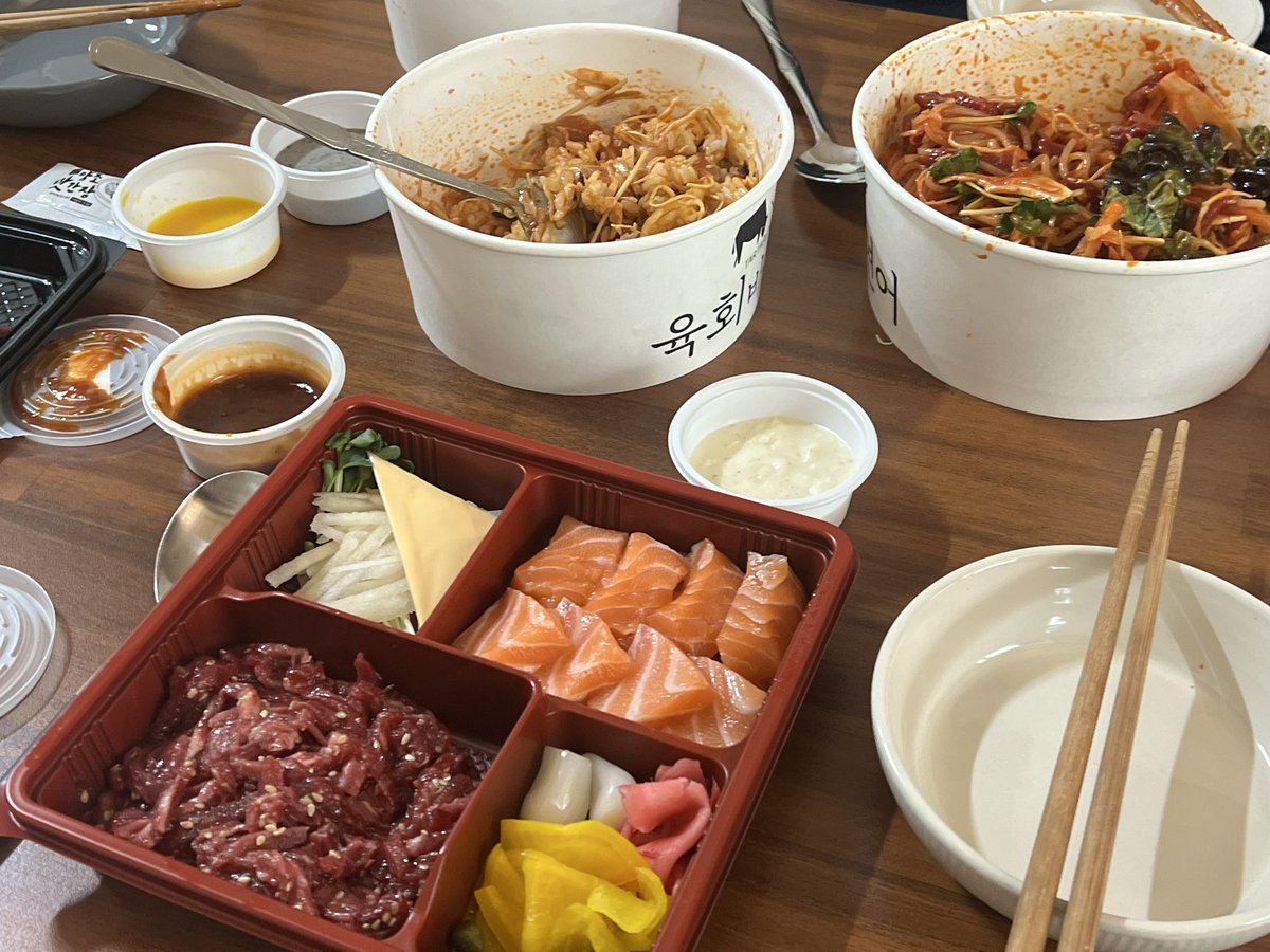 전 앤팀이 오늘 반드시 육회를 먹으리라고 생각했어요 그래서 저도 육회를 먹었구요