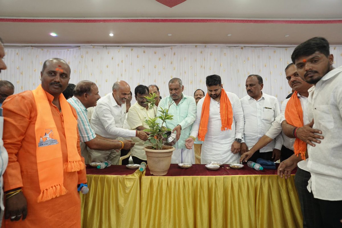 iPrajwalRevanna's tweet photo. ನಮ್ಮ ಪಕ್ಷದ ಎಲ್ಲ ಕಾರ್ಯಕರ್ತರ ಹುಮ್ಮಸ್ಸು, ಬಿಜೆಪಿಯವರ ಸಹಕಾರದಿಂದ ಲೋಕಸಭಾ ಚುನಾವಣೆ ಪ್ರಚಾರ ಕಾರ್ಯ ಬಿರುಸಿನಿಂದ ಸಾಗುತ್ತಿದೆ. 
ಬೇಲೂರು ವಿಧಾನಸಭಾ ಕ್ಷೇತ್ರದ ಜಾವಗಲ್ ನಲ್ಲಿ ನಡೆದ ಸಮಾವೇಶದಲ್ಲಿ ಕೇಂದ್ರ ಸಚಿವರಾದ ಶ್ರೀ ಎ. ನಾರಾಯಣಸ್ವಾಮಿ, ಮಾಜಿ ಸಚಿವರಾದ ಶ್ರೀ ಮಾಧುಸ್ವಾಮಿ, ಬೇಲೂರು ಶಾಸಕರಾದ ಶ್ರೀ ಹೆಚ್. ಕೆ. ಸುರೇಶ್, ಜೆಡಿಎಸ್ ಜಿಲ್ಲಾಧ್ಯಕ್ಷರಾದ ಶ್ರೀ ಲಿಂಗೇಶ್, ಹಾಗೂ ಹಲವಾರು ಮುಖಂಡರು ಉಪಸ್ಥಿತರಿದ್ದರು.
#JDS #BJP #NDAalliance #ModiAgain2024 #Karnataka #Hassan