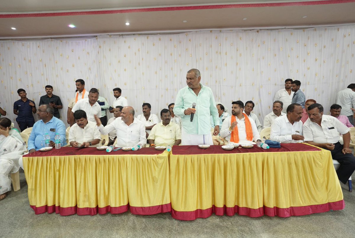 iPrajwalRevanna's tweet photo. ನಮ್ಮ ಪಕ್ಷದ ಎಲ್ಲ ಕಾರ್ಯಕರ್ತರ ಹುಮ್ಮಸ್ಸು, ಬಿಜೆಪಿಯವರ ಸಹಕಾರದಿಂದ ಲೋಕಸಭಾ ಚುನಾವಣೆ ಪ್ರಚಾರ ಕಾರ್ಯ ಬಿರುಸಿನಿಂದ ಸಾಗುತ್ತಿದೆ. 
ಬೇಲೂರು ವಿಧಾನಸಭಾ ಕ್ಷೇತ್ರದ ಜಾವಗಲ್ ನಲ್ಲಿ ನಡೆದ ಸಮಾವೇಶದಲ್ಲಿ ಕೇಂದ್ರ ಸಚಿವರಾದ ಶ್ರೀ ಎ. ನಾರಾಯಣಸ್ವಾಮಿ, ಮಾಜಿ ಸಚಿವರಾದ ಶ್ರೀ ಮಾಧುಸ್ವಾಮಿ, ಬೇಲೂರು ಶಾಸಕರಾದ ಶ್ರೀ ಹೆಚ್. ಕೆ. ಸುರೇಶ್, ಜೆಡಿಎಸ್ ಜಿಲ್ಲಾಧ್ಯಕ್ಷರಾದ ಶ್ರೀ ಲಿಂಗೇಶ್, ಹಾಗೂ ಹಲವಾರು ಮುಖಂಡರು ಉಪಸ್ಥಿತರಿದ್ದರು.
#JDS #BJP #NDAalliance #ModiAgain2024 #Karnataka #Hassan