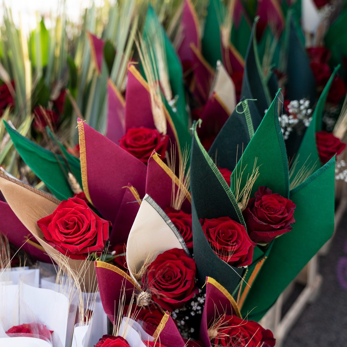 A Mercabarna-flor ja està tot a punt per omplir la ciutat de roses aquest #SantJordiBCN. A Catalunya es vendran uns 7 milions de roses, un 20% més que l'any passat. Una tercera part (2.300.000), les comercialitza @Mercabarna_mb. Més informació: ajuntament.barcelona.cat/premsa/2024/04…