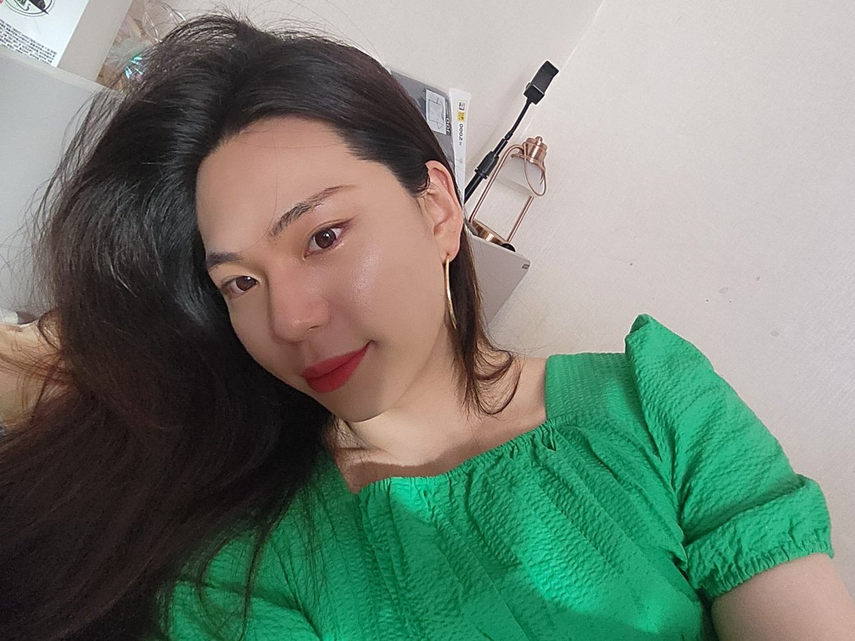 내 치마폭속에서 못나가 영원히

너에겐 낙원이나 마찬가지일 

그곳에서 성수로 목을 축이며 

살아있음을 느끼렴

모든걸 내려놓고 

받아들이면서