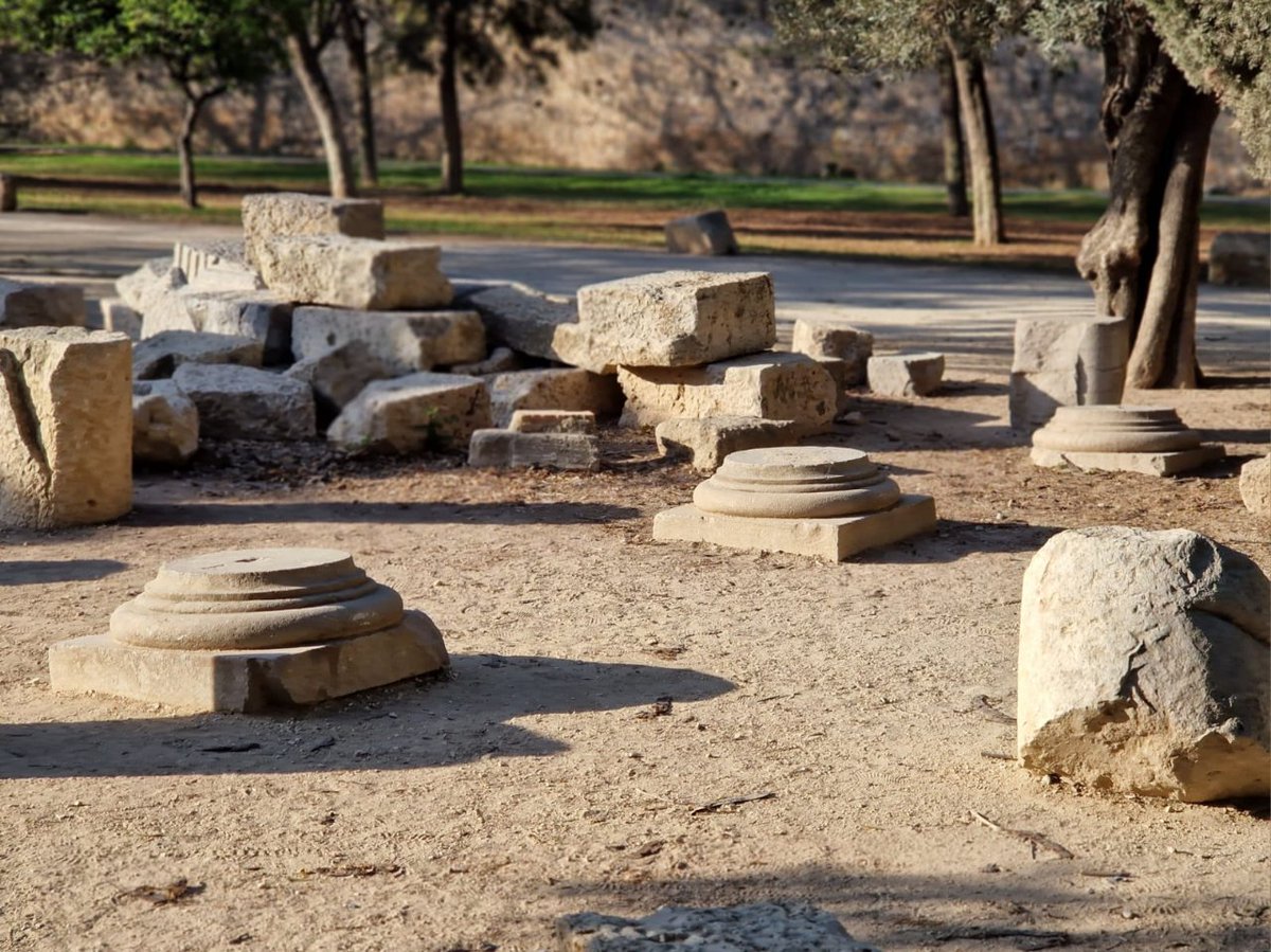 AjuntamentVLC's tweet photo. 🏛️Iniciamos la extracción de muestras de los restos del antiguo Monumento a #Sorolla🎨 en la playa de Levante del #Cabanyal, para confirmar su procedencia y autenticidad.
➡️También se evaluará la viabilidad de la reconstrucción del monumento.
#AnySorolla
🔗https://t.co/PpGMgiAWjx https://t.co/7YMYSILbSy
