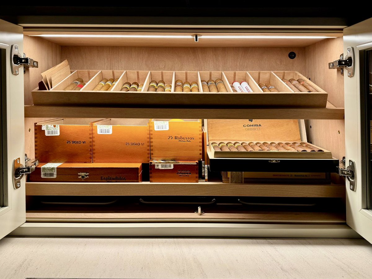 HumidoresWacota's tweet photo. Como os prometimos, os mostramos cómo luce este #humidor personalizado para un gran amigo. Ya funcionando a pleno rendimiento y como un integrante más de la librería. Su luz led interior le da un toque de distinción. ¿Qué os parece?
#HumidoresWacota #customhumidor #cigarros https://t.co/pL5XDDSYts