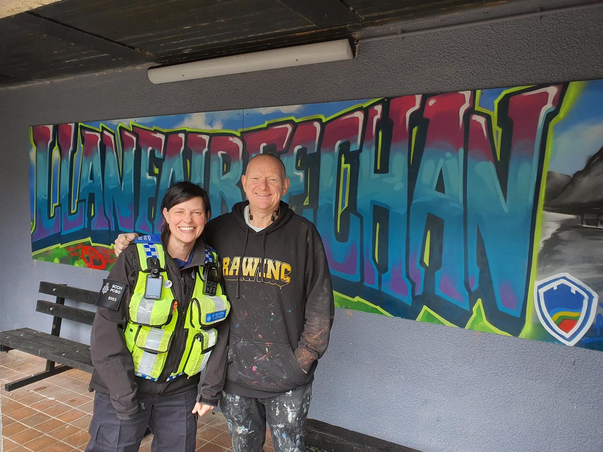 #Llanfairfechan Railway Station now displays artwork done by  @YsgolAberconwy involving artist @dime_one. The art project incorporated pupils learning about rail safety. 

@tfwrail @ConwyVNWCoast

#guardiansoftherailway