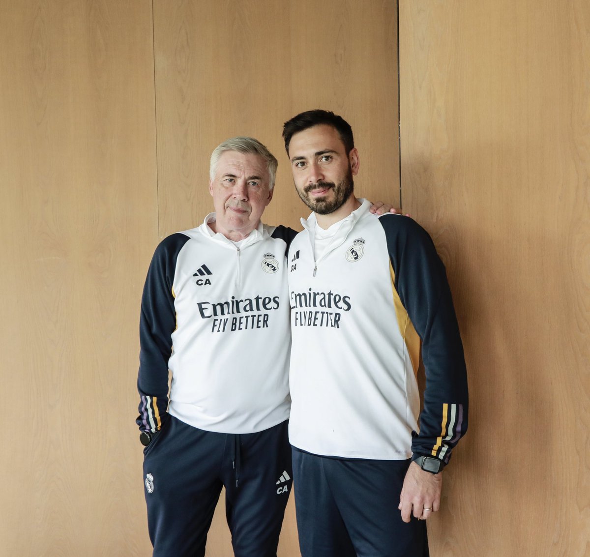 « À l’entraînement, tu es parfois émerveillé » Il y a quelques jours, Davide Ancelotti nous a longuement parlé de son rôle d’entraîneur adjoint du Real et du fonctionnement du vestiaire madrilène. L’interview et le ressenti de son père : bit.ly/3JmEB03. @ballondor