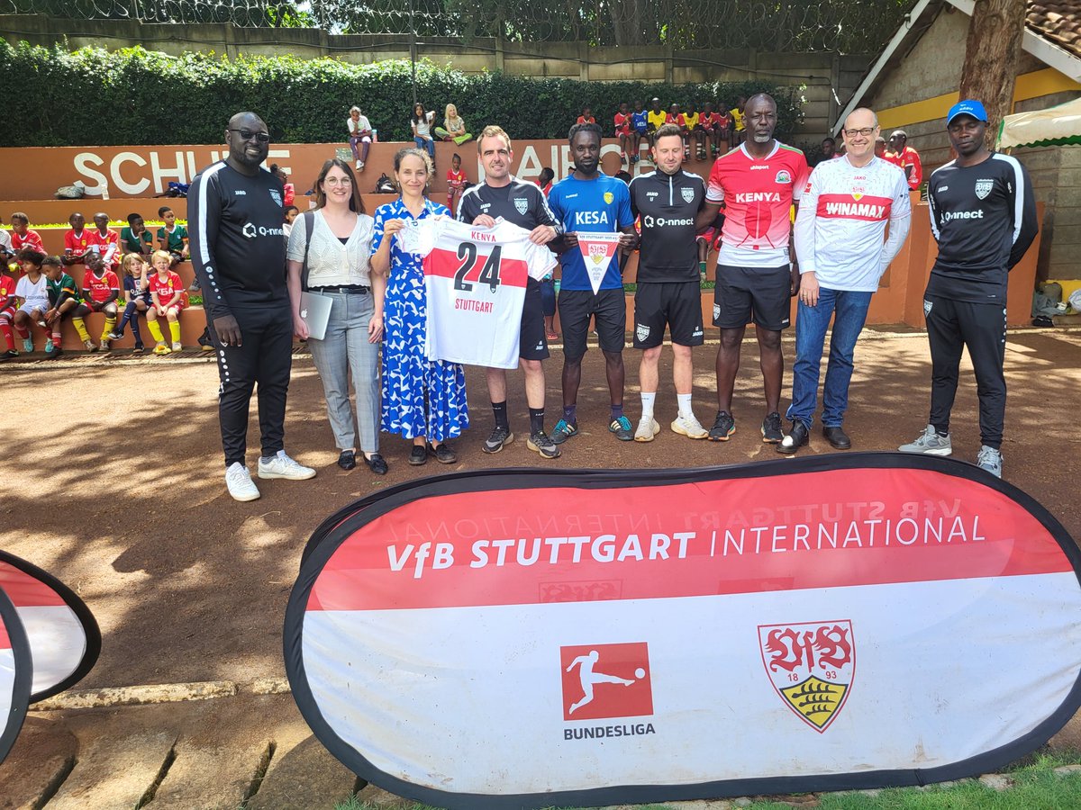 #SportUnites! Coaches from the 🇩🇪 #Bundesliga team @VfB Stuttgart visited the German School Nairobi. Former Kenyan 🇰🇪 international footballer @MusaOtienoOngao and the team held a joint training session for the pupils ⚽️