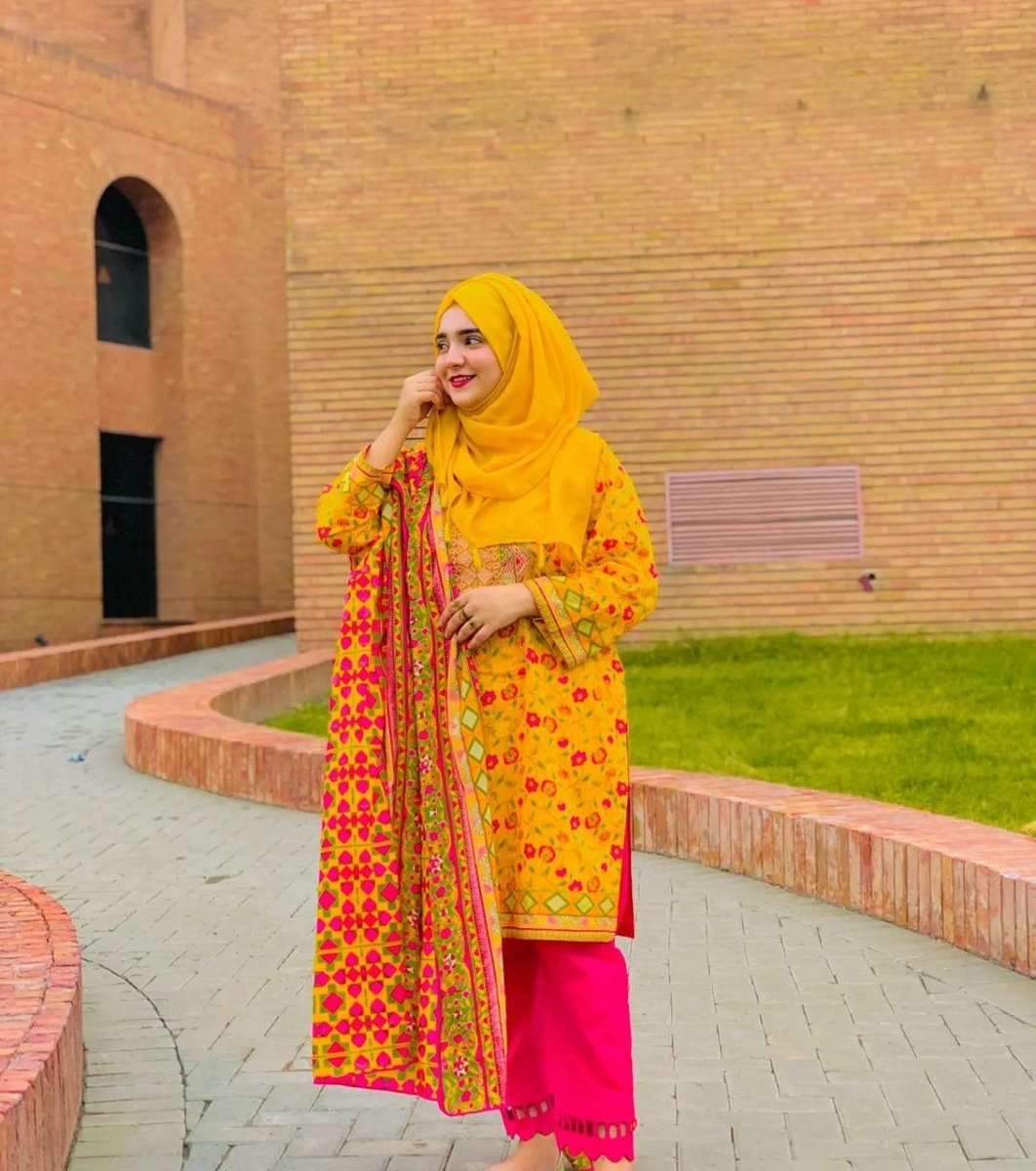 سنا ہے لوگ اسے آنکھ بھر کے دیکھتے ہیں 

سو اس کے شہر میں کچھ دن ٹھہر کے دیکھتے ہیں 

#دبي_الان