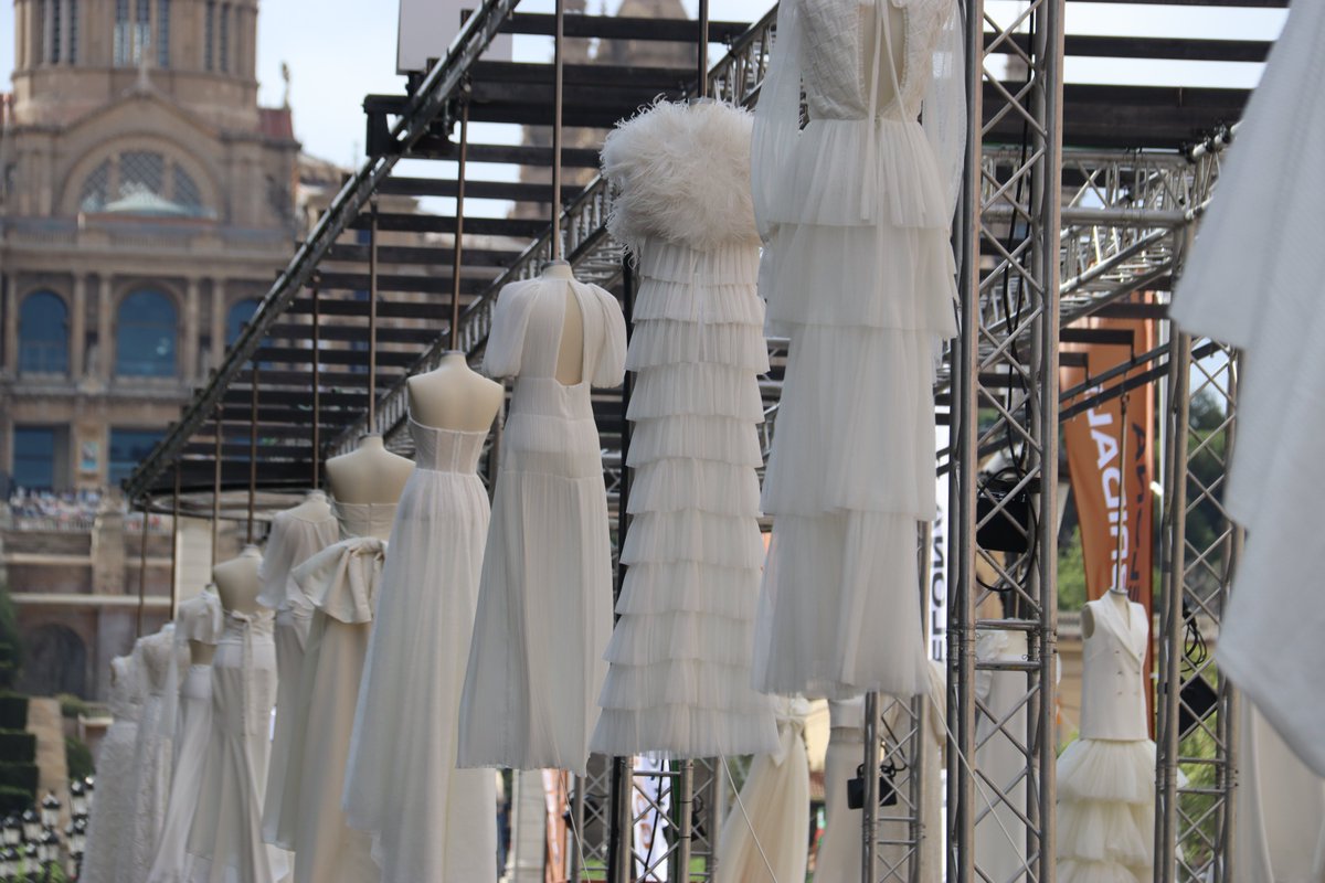 RTVE Notícies (@rtvenoticies) on Twitter photo 👰 La Bridal Fashion Week obre portes en la seva edició més internacional.
🎙️ <a href="/mariagcoll/">Maria G. Coll</a> | <a href="/radio4_rne/">radio4_rne</a> <a href="/BridalBcnFW/">Barcelona Bridal Fashion Week</a>
📻 rtve.es/n/16063396 👰 La Bridal Fashion Week obre portes en la seva edició més internacional.
🎙️ <a href="/mariagcoll/">Maria G. Coll</a> | <a href="/radio4_rne/">radio4_rne</a> <a href="/BridalBcnFW/">Barcelona Bridal Fashion Week</a>
📻 rtve.es/n/16063396