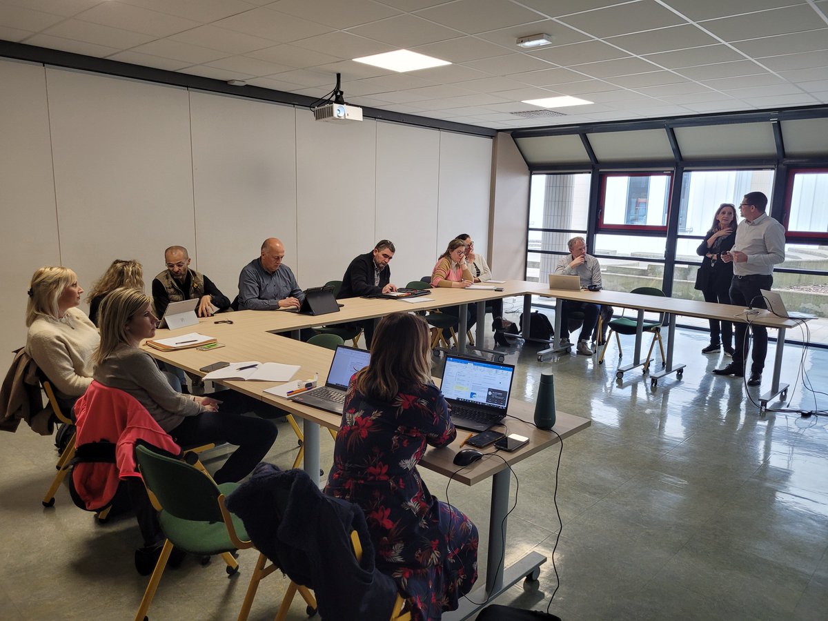 Les adhérents de <a href="/MECABOURG01/">MECABOURG</a>  se sont retrouvés pour l’atelier « Construire son CV d'entreprise » animé par Jean-Marc Menigoz et Sylvie Delarue de l’Apec.
Nos adhérents s’équipent d’outils leur permettant d’être attractif et visible auprès des talents.
mecabourg.com