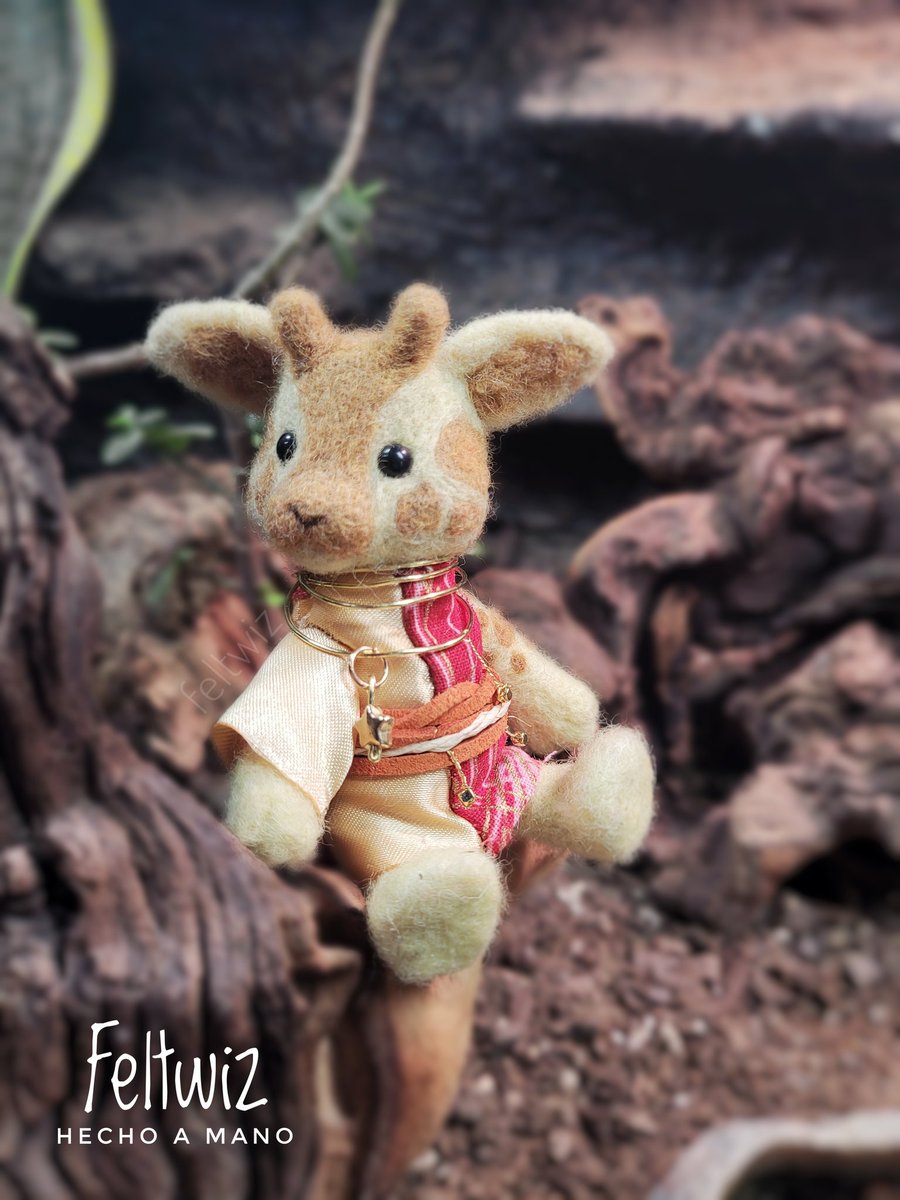 Live has been rough these days, but at least I've made some cute needle felted dolls.
She is inspired by calico critters/ sylvanian families.