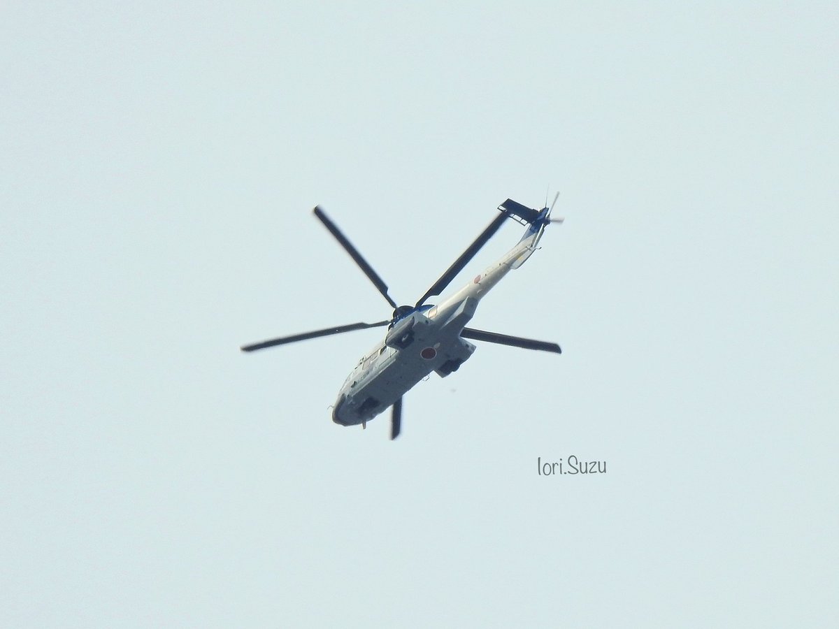 Rosemary_Suzuan's tweet photo. 先月下旬、見上げたら飛んでた陸自の要人輸送ヘリコプターEC225LP。3台で編隊飛行してたから、誰か乗ってたんだろうか？

真下から見上げて撮ったから、アングル悪くて同定にめちゃめちゃ時間がかかったけど、わかってすっきり☺️

#乗り物写真 #ヘリコプター #EC225LP #陸上自衛隊 https://t.co/gwNEAtQ4VY