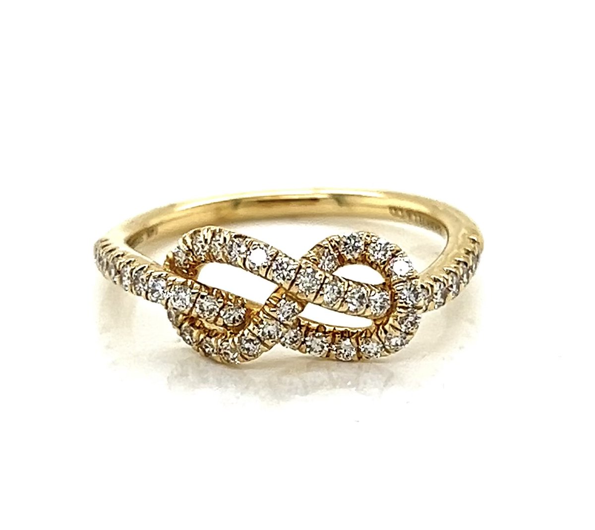 This gorgeous love knot ring is available in yellow and white gold! 😍 who wants one?🙋‍♀️ 110-05944 #itsaraywardring #diamonds #loveishere #bridalmonth #loveknotring #ring #preferredjeweler #thinkrayward #ardmoreok #shoplocal