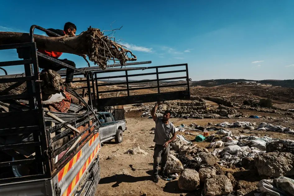 New @hrw report documents the forcible displacement of 5 entire Palestinian communities due to settler attacks, often with direct participation of @IDF. This is not going to be resolved by sanctioning a few bad apples. Here's what US, UK, EU should do: hrw.org/news/2024/04/1…