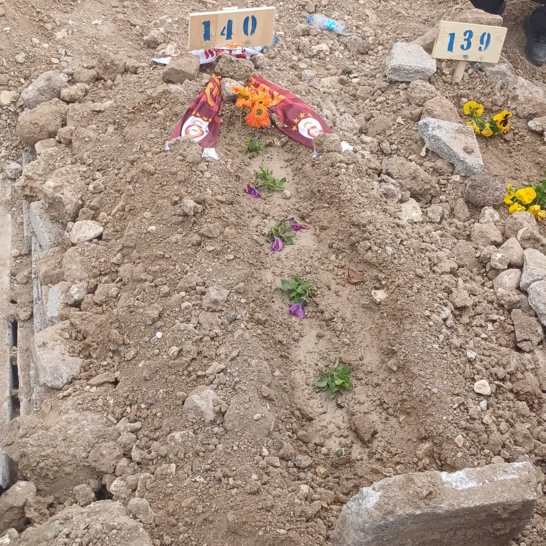 uAAnkara's tweet photo. Alp abimizi ebediyete uğurladık.

Ölüm Varmış, Korku Varmış 
Bu Dünyanın Sonu Varmış
Bizim İçin Yoktur Tasa
Kalbimde Sen Yaşadıkça...

Mekanın Cennet Olsun Abi...

#ankaralıaslanlar https://t.co/UPaqR4XbyS