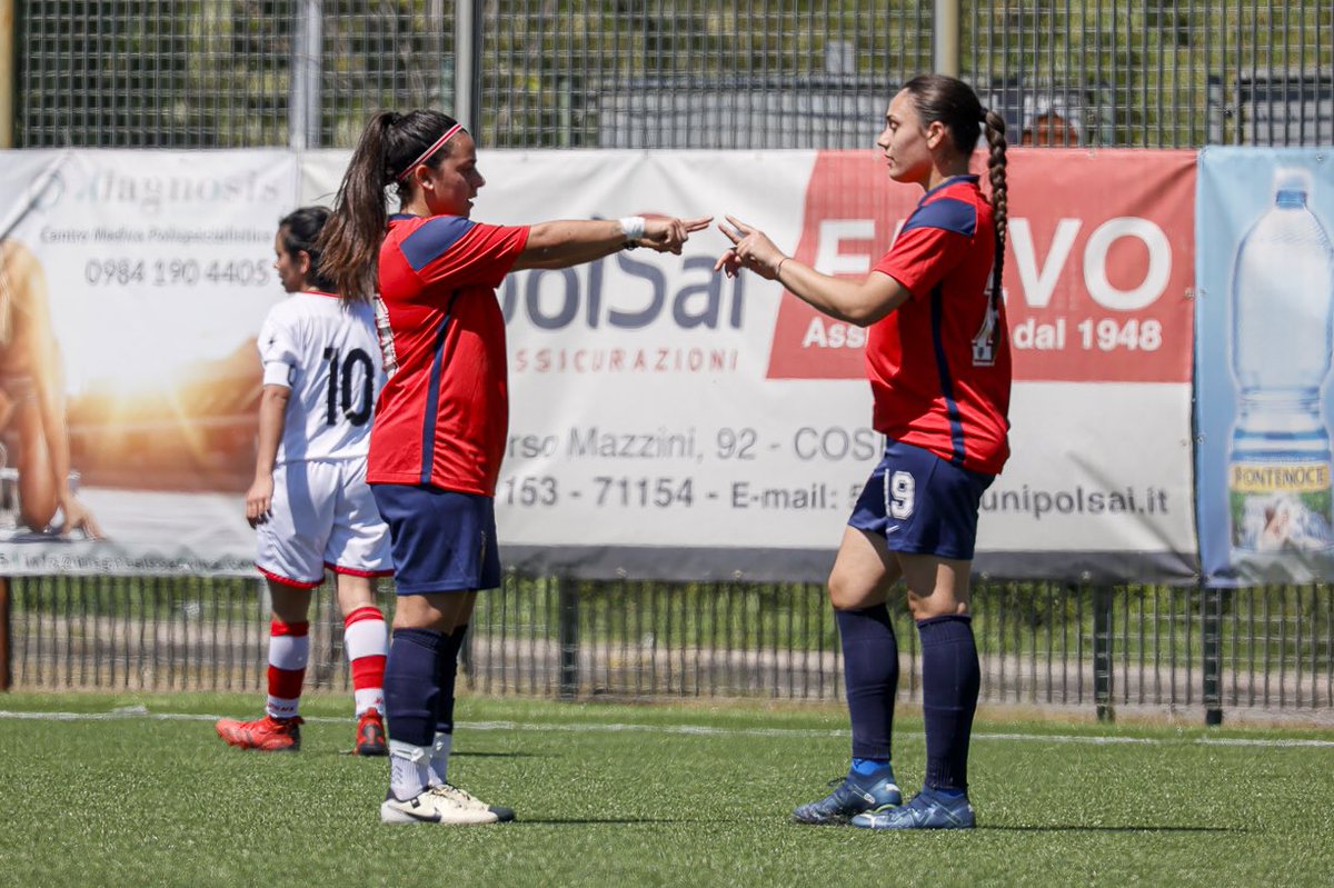 CosenzaOfficial's tweet photo. Le Lupe! 💪🏻❤️💙

#ForzaLupe https://t.co/yzrMT5xxED