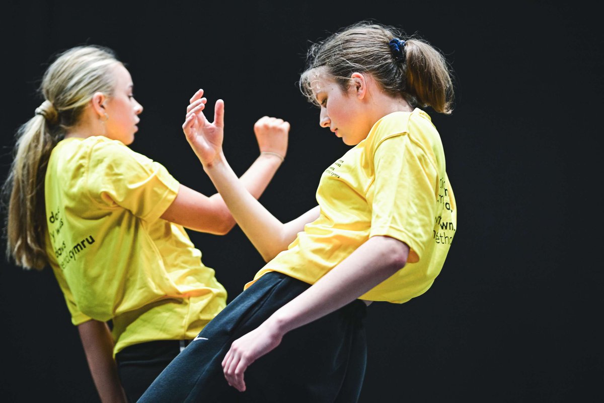 Are you a keen dancer in BANGOR or LLANELLI? Join our FREE workshops – we’re meeting dancers of all abilities across Wales to move with you. Amazing teachers, skills training and fun. Ages 13+ ndcwales.co.uk/free-workshop-…