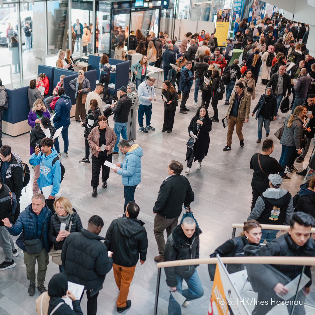 Heute hat @canselK die Jobmesse FuTog Berlin besucht. Die 12 Jobcenter, @ihkberlin, @hwk_berlin & @BA_RD_BB laden hier Menschen mit Flucht- & Migrationserfahrung ein, verschiedene Arbeitgeber sowie neue berufliche Möglichkeiten kennenzulernen.🤝 #FutureTogetherBerlin #JobTurbo