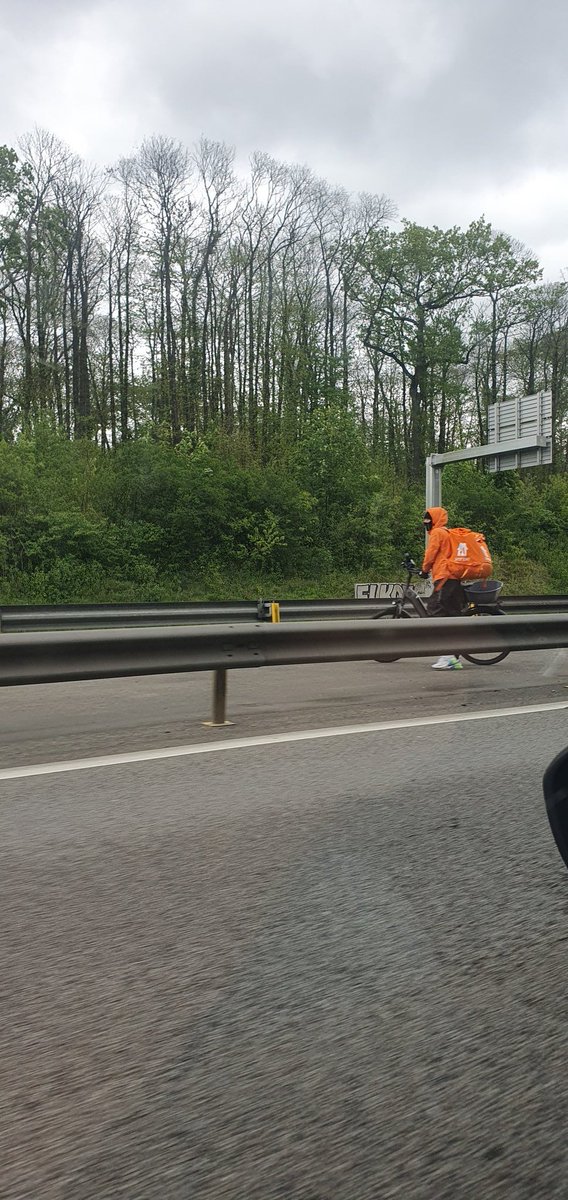 #justeat c'est la cour des miracles chez vous...
En vélo sur l'A86 au niveau de Clamart 🤣🤣🤣🤣🤣