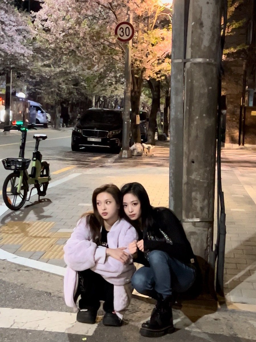 [WEVERSE UPDATE ]🐈‍⬛🦋 พี่อาฮยอนลงรูปคู่กับน้องชิกิต้าด้วยค่ะ 2 พี่น้องน่ารักมาก คนสวยกับคนสวยภาพนี้สวยทวีคูณเพิ่มขึ้นอีก 🥰😍 #CHIQUITA #AHYEON #BABYMONSTER