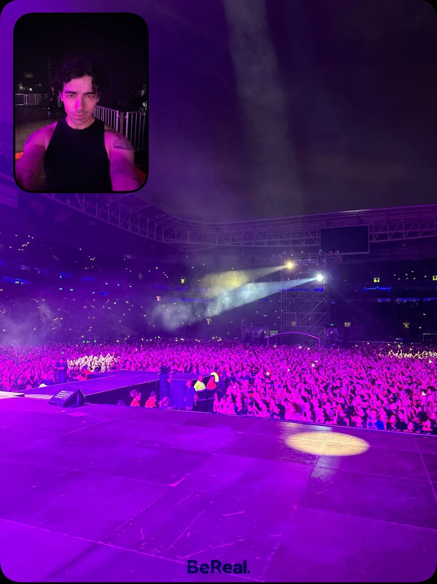 jobroshesitate's tweet photo. Joe Jonas e 45 mil figurantes https://t.co/OfXKNd3pVe