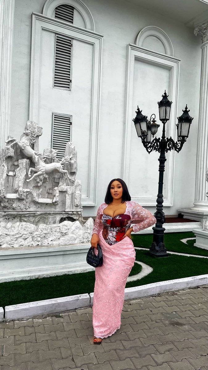 rigaworld_'s tweet photo. Fabulous dresses on thick women makes me remember how 
beautiful life is ☺️☺️!! Snatched to perfection!! Bring us your aseobi and brag different 😁😁!!! https://t.co/kOLb5vHKCW