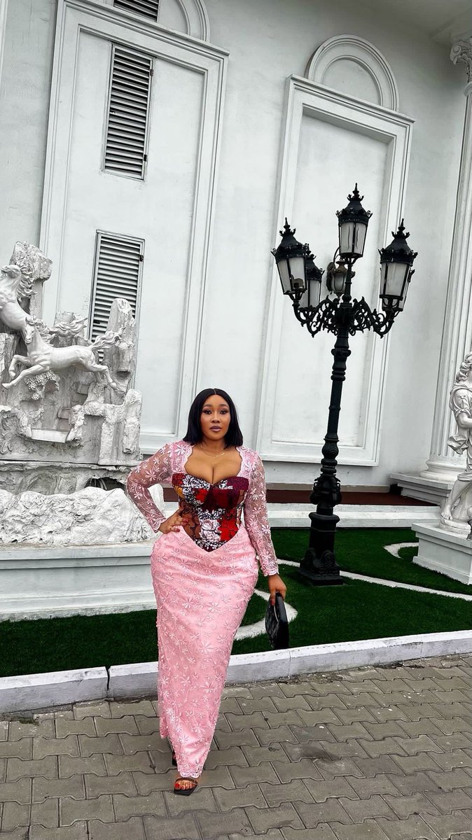 rigaworld_'s tweet photo. Fabulous dresses on thick women makes me remember how 
beautiful life is ☺️☺️!! Snatched to perfection!! Bring us your aseobi and brag different 😁😁!!! https://t.co/kOLb5vHKCW