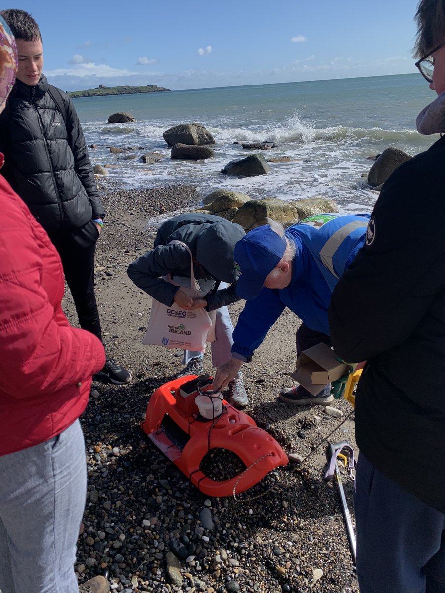 On Monday, @SCORE_EUproject continued their search in finding the Smart Pebbles distributed in December at Whiterock beach to track erosion, together with Dalkey Tidy Towns and their sledge FIDO. Stay tuned for more updates! 🛷📷#ErosionTracking #SmartPebbles #DalkeyTidyTowns